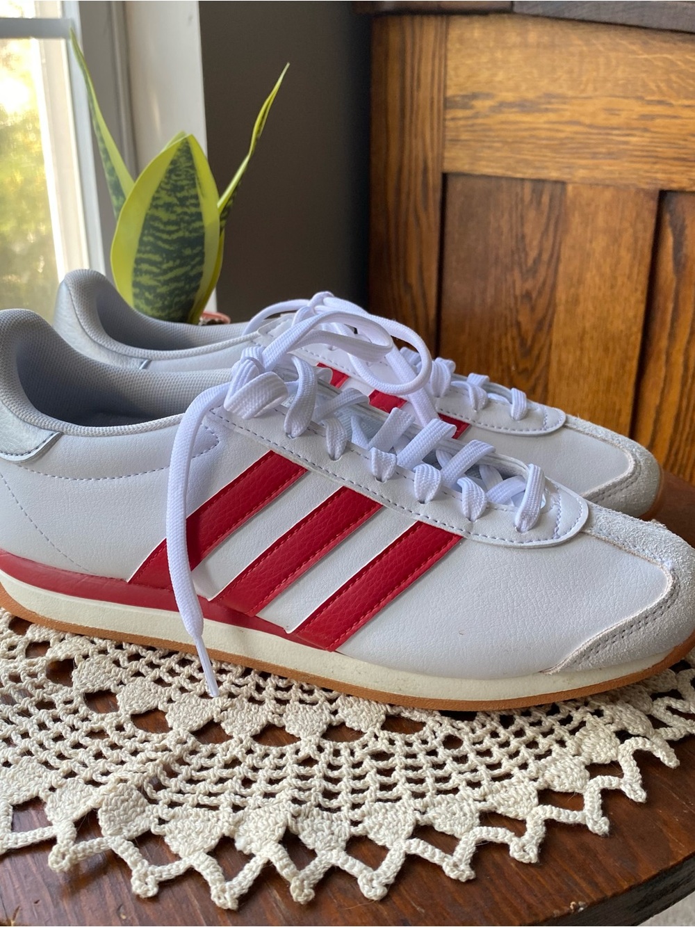 Adidas Runvista Halo retro-style sneakers with Red Stripes - NWOT!